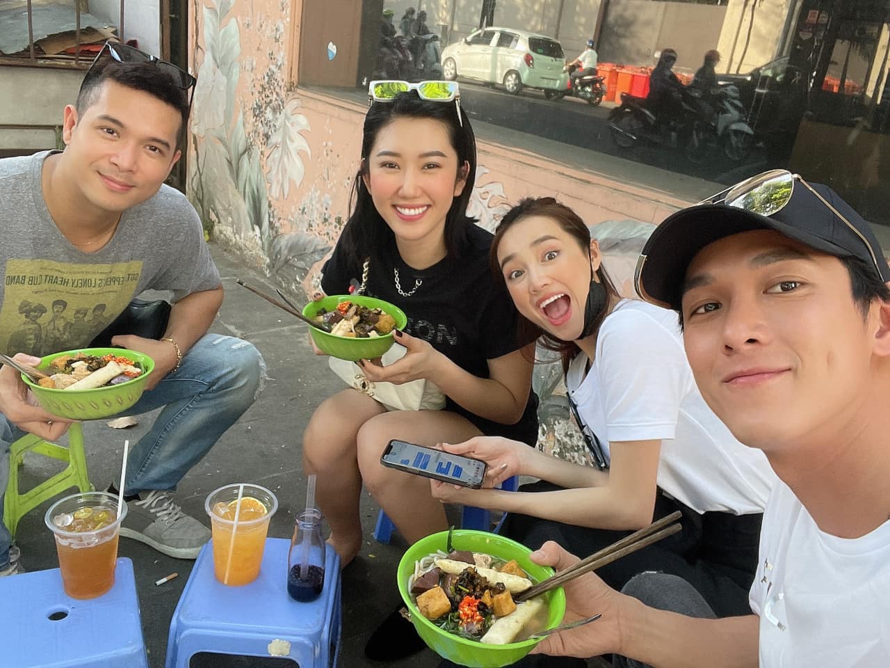 Mỹ nhân ngồi vỉa hè: Người mộc mạc nhan sắc vẫn chói loá, người dặm cả mấy lớp phấn son - 13