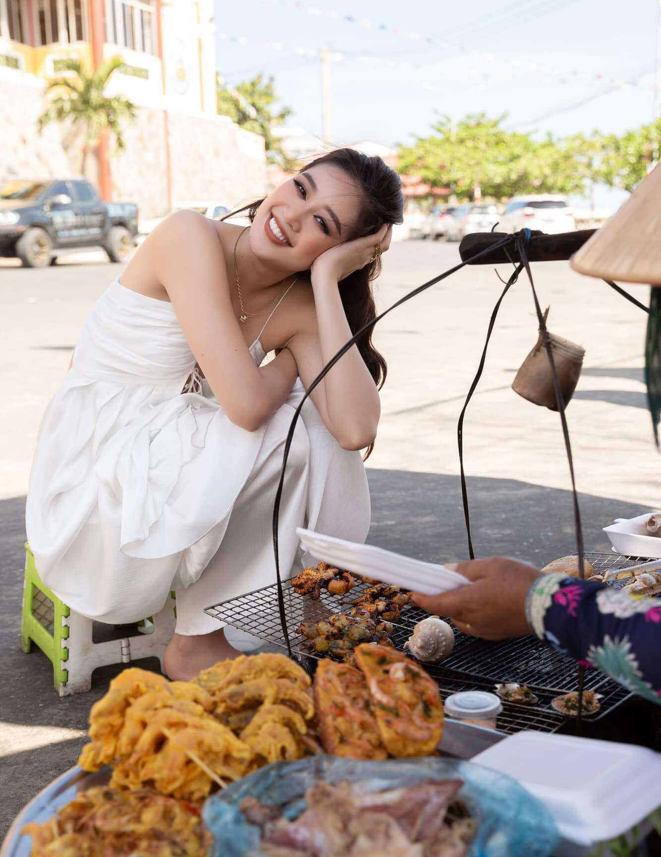 Mỹ nhân ngồi vỉa hè: Người mộc mạc nhan sắc vẫn chói loá, người dặm cả mấy lớp phấn son - 12