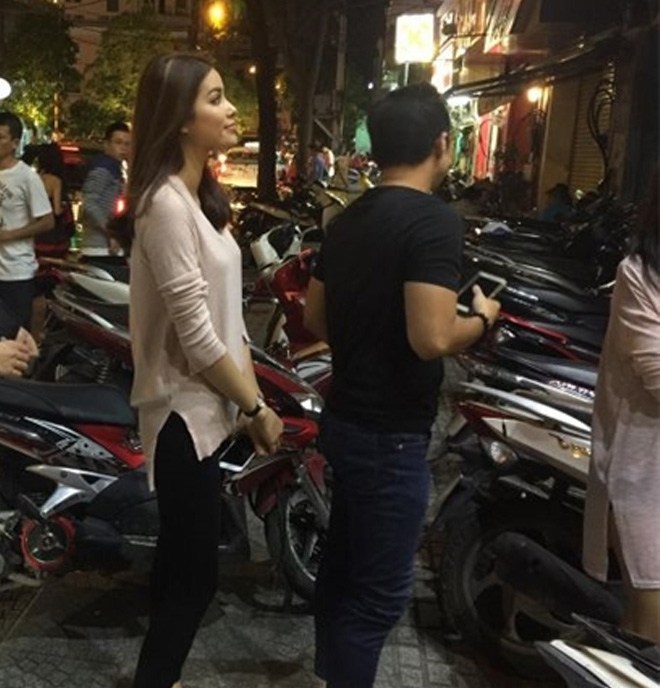 Mỹ nhân ngồi vỉa hè: Người mộc mạc nhan sắc vẫn chói loá, người dặm cả mấy lớp phấn son - 3