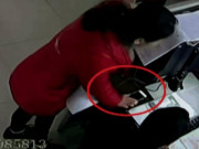 Clip Eva - Clip: Người phụ nữ "hồn nhiên" trộm điện thoại ngay trong đồn cảnh sát