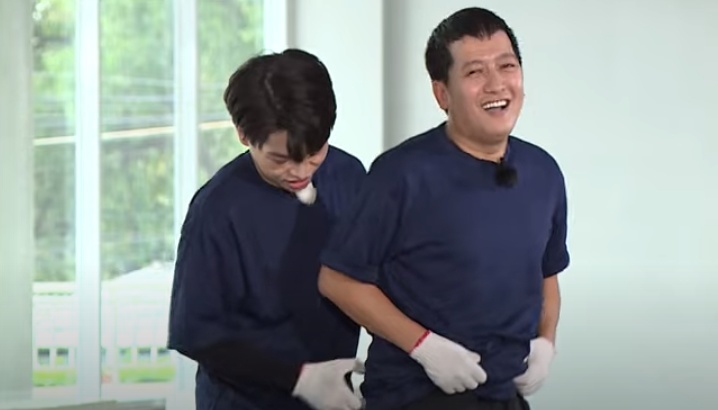 Lan Ngọc ngồi bên dưới đã hét toáng lên khiến Trường Giang xấu hổ kéo quần lên. Đức Phúc và Jun Phạm cũng chạy đến giúp đàn anh kéo quần.