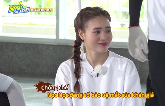 Sau đó nữ diễn viên vờ ngại ngùng quay đi khiến khán giả bật cười.