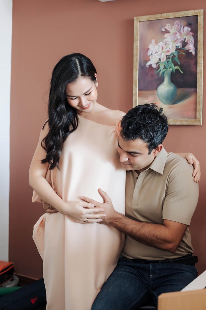 Võ Hạ Trâm bị chồng Ấn Độ lén chụp khi mang thai: Mặt mộc xuề xòa, mặc đồ của mẹ - 4