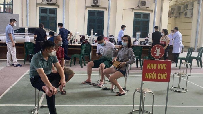 Đông đảo người dân chờ lấy mẫu xét nghiệm PCR tại Bệnh viện Đa khoa Hữu nghị 103 Yên Bái để chờ kết quả vào Tuyên Quang, Phú Thọ (Ảnh chụp ngày 9/9/2021)