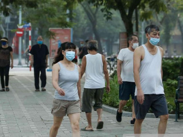  Người dân phấn khởi tập thể dục tại hồ Gươm 