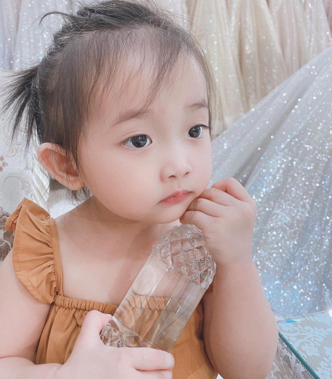 Con gái Khánh Thi Phan Hiển càng lớn càng xinh, giống bố như đúc nhưng đôi mắt đẹp của mẹ - 9