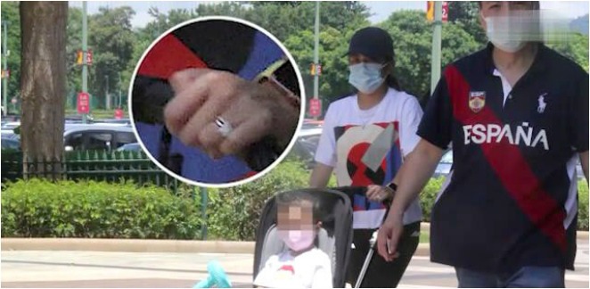 Chiếc nhẫn ngón áp út trên tay Ah Wing gây chú ý.