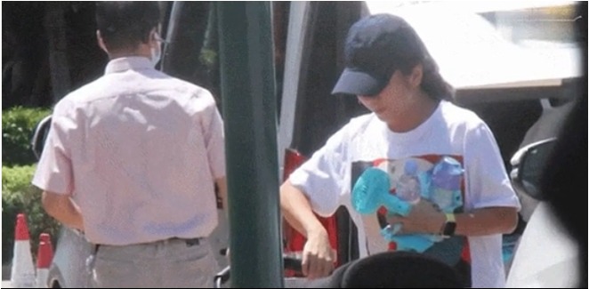 Ah Wing đưa con gái ra công viên chơi.