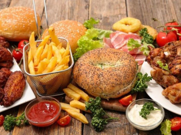 Đau mắt kiêng ăn gì? Những thực phẩm cần tránh để mắt không bị tổn thương thêm