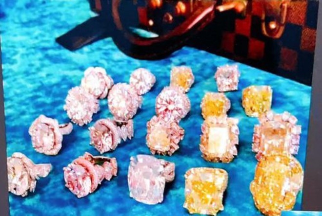 Bé My - cô con gái duy nhất của bà Phương Hằng cũng có sở thích chơi kim cương.