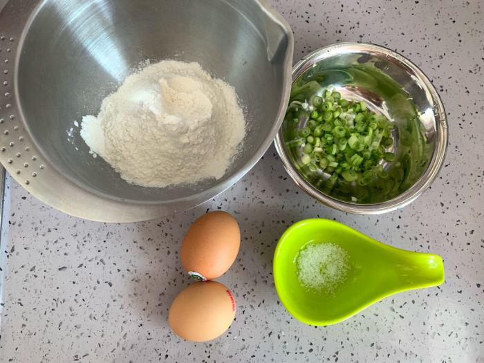Dậy muộn, vội lấy bột mì với trứng làm món ăn sáng siêu ngon chỉ trong 10 phút - 1