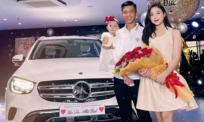 Tiền vệ sinh năm 1996 cũng mới mua xe hơi 2 tỷ tặng bà xã và con.