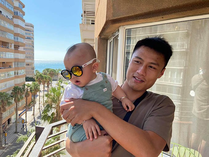 Nam cầu thủ vừa dẫn cả gia đình đi du lịch biển tại thành phố nổi tiếng Málaga, cách Praha khoảng 4 giờ bay.