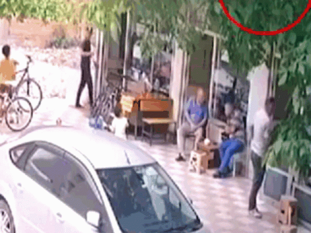 Clip Eva - Clip: Rơi trúng vai người đàn ông, bé trai 1 tuổi sống sót khó tin