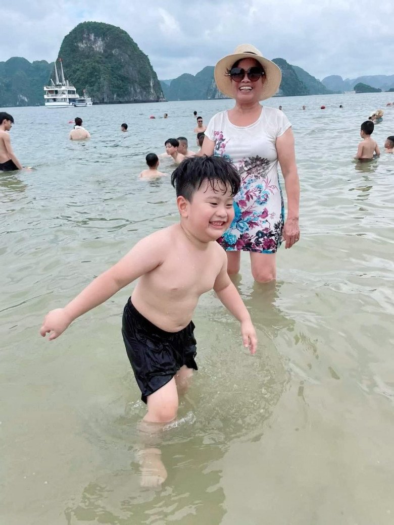 Việt Anh đưa con trai ra biển giữa 12h trưa nắng nóng, vợ cũ lập tức bình luận - 6