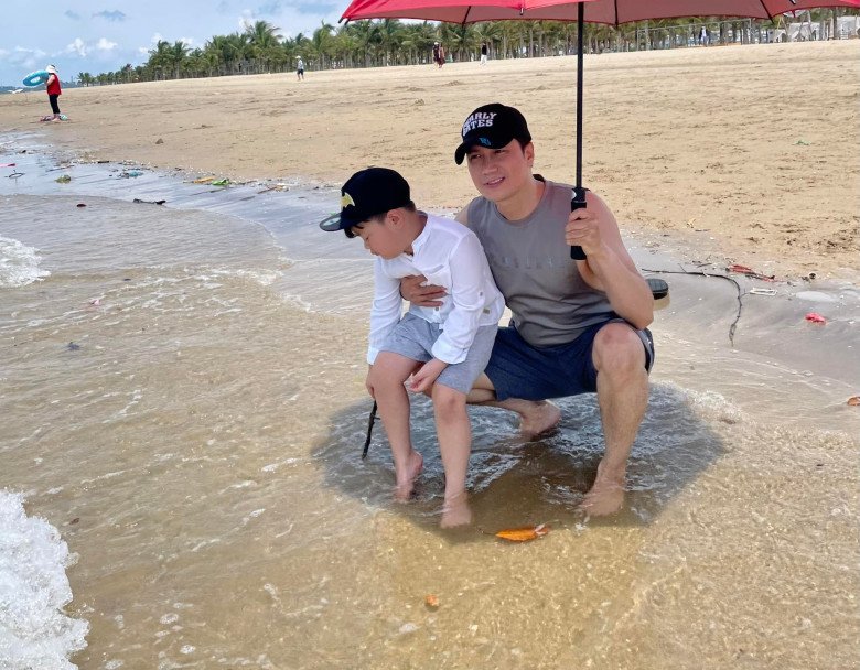 Việt Anh đưa con trai ra biển giữa 12h trưa nắng nóng, vợ cũ lập tức bình luận - 3