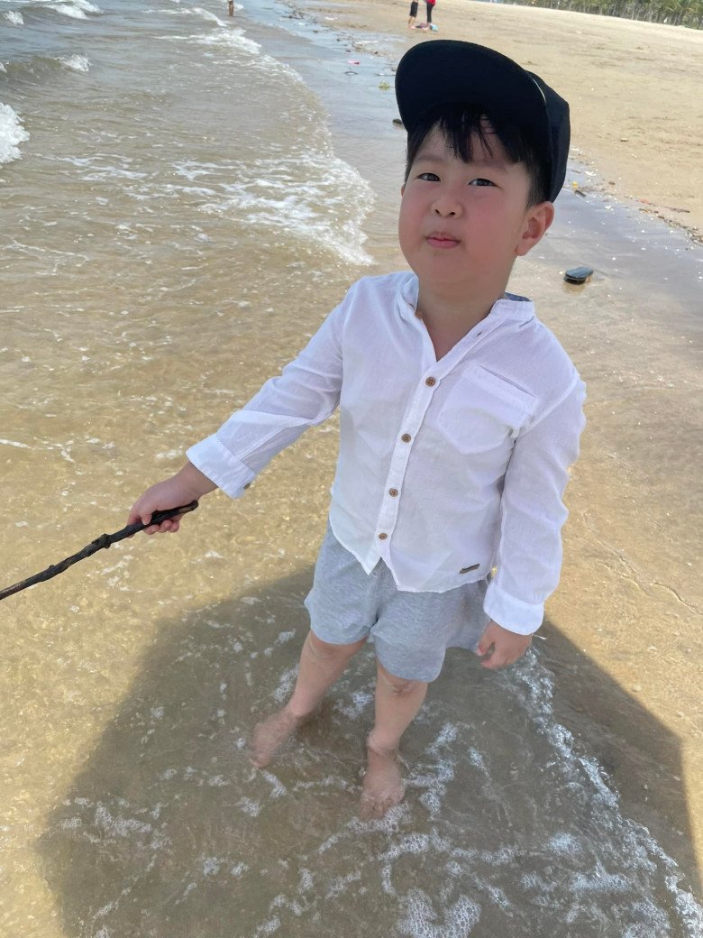Việt Anh đưa con trai ra biển giữa 12h trưa nắng nóng, vợ cũ lập tức bình luận - 1