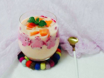 Còn quả thanh long, đu đủ, cho vào làm sinh tố kiểu này vừa ngon lại mát lạnh