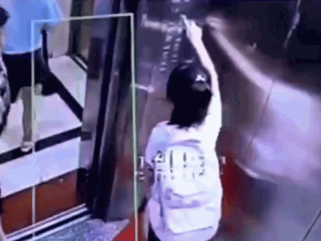 Bị cửa thang máy va trúng, người phụ nữ lao tới tát bé gái