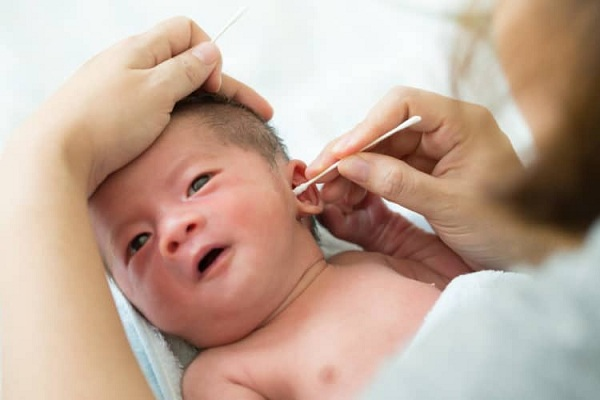 Trẻ sơ sinh thường ít gặp bệnh viêm tai giữa hơn so với trẻ từ 6 tháng tuổi trở lên. (Ảnh minh họa)