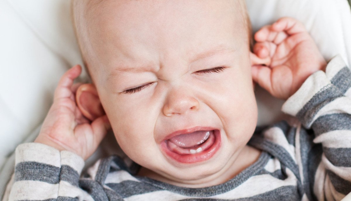 Trẻ từ 6 tháng tuổi trở lên thường dễ bị viêm tai giữa. (Ảnh minh họa)