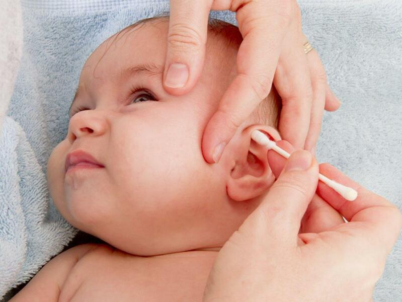 Sốt cao là biểu hiện đầu tiên khi trẻ bị viêm tai giữa. (Ảnh minh họa)