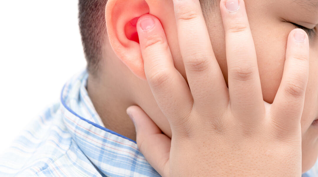 Khi bị viêm tai giữa, trẻ thường gặp phải nhiều biến chứng. (Ảnh minh họa)