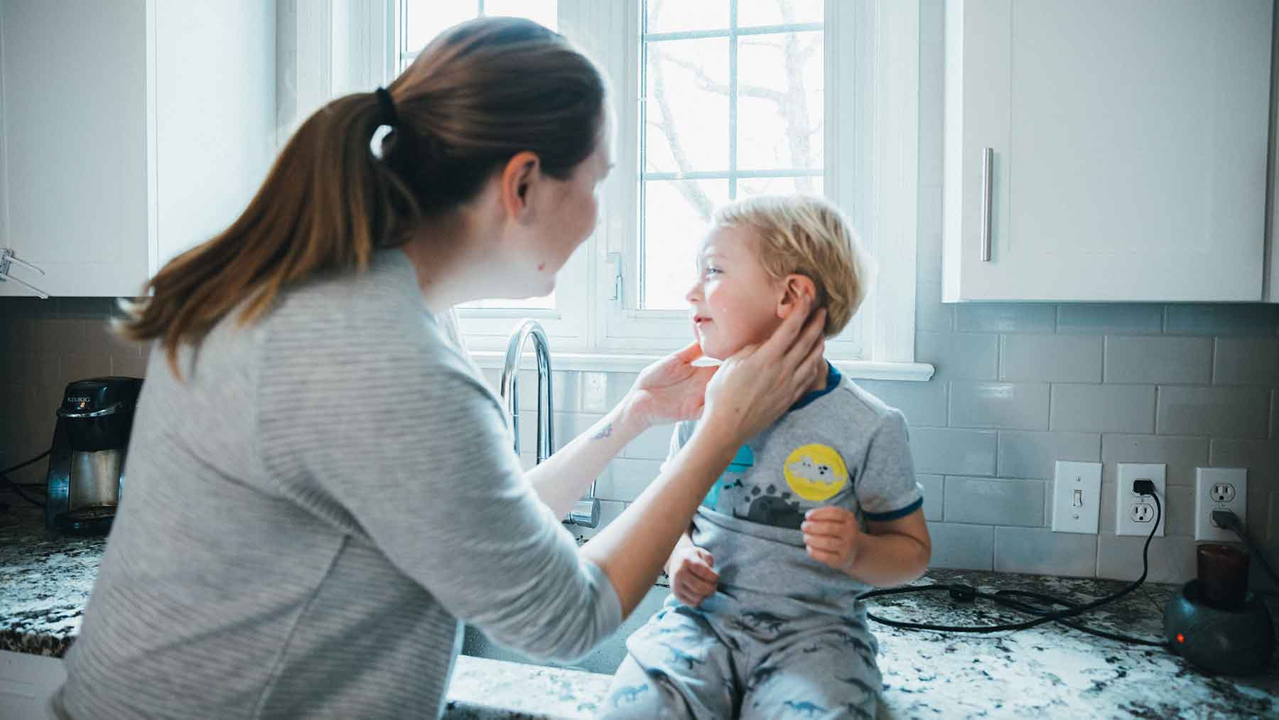 Mẹ nên thường xuyên kiểm tra tai của trẻ để phát hiện dấu hiệu bất thường. (Ảnh minh họa)