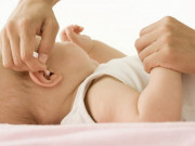 Làm mẹ - Dấu hiệu viêm tai giữa ở trẻ sơ sinh như thế nào?