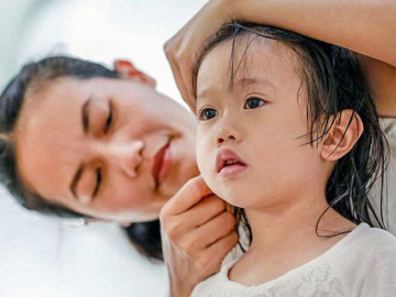 Trẻ bị viêm tai giữa có lây không?
