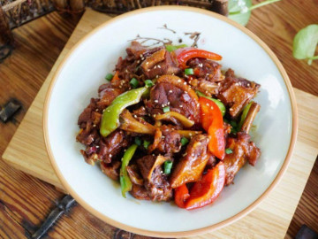 Vịt om với loại nước tưởng chỉ để nhậu này được món ngon bất ngờ, cả nhà khen tới tấp