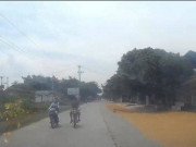 Clip Eva - Clip: Tránh người dân phơi thóc trên đường, tai nạn chút xảy ra