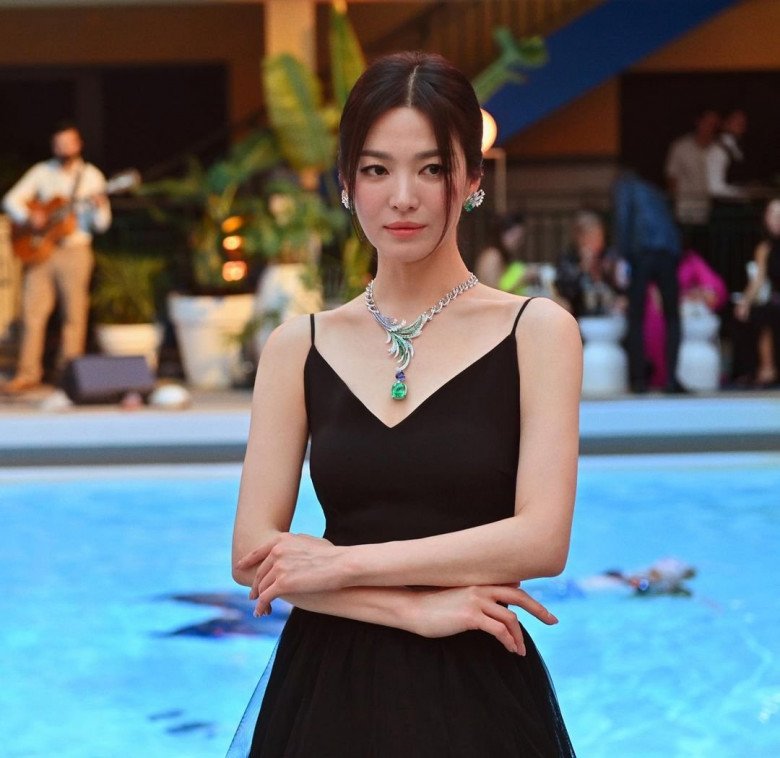 Song Hye Kyo bùng nổ nhan sắc tại sự kiện ở Pháp, so với ảnh mặt mộc amp;#34;khác một trời một vựcamp;#34; - 3