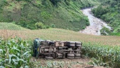 Xe tải lật rồi lộn nhiều vòng trên ruộng ngô tại Lào Cai