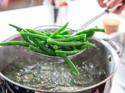 Sức khỏe - Loại rau rất bổ nhưng dễ bị phun thuốc sâu, nếu ăn sai cách còn gây mất chất, ngộ độc