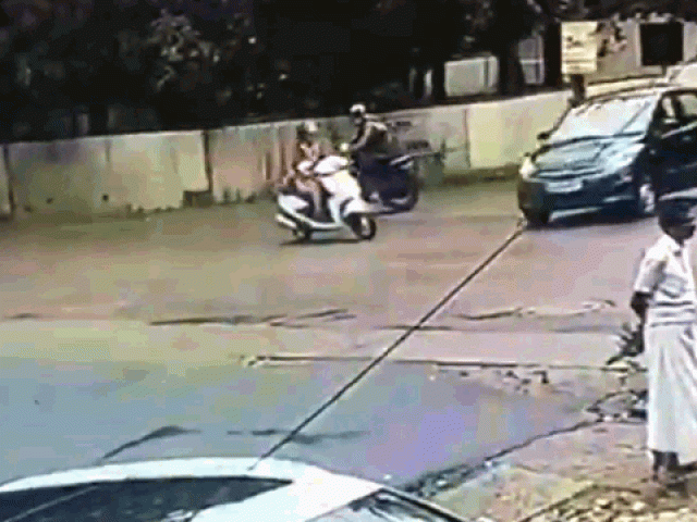 Clip Eva - Clip: Bị ôtô đâm trúng rồi cuốn vào gầm, cô gái trẻ thoát chết khó tin