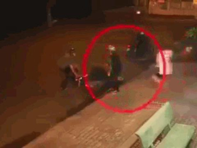 Clip Eva - Clip: Bạn trai bị cướp tấn công, cô gái lao ra "tung cước" giải vây