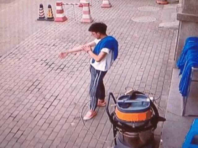 Clip Eva - Clip: Khối đá đổ ập xuống đường, nam thanh niên thoát chết khó tin