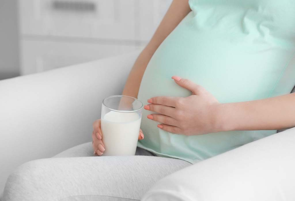 Uống sữa đậu nành giúp mẹ bầu cân bằng tâm trạng. (Ảnh minh họa)