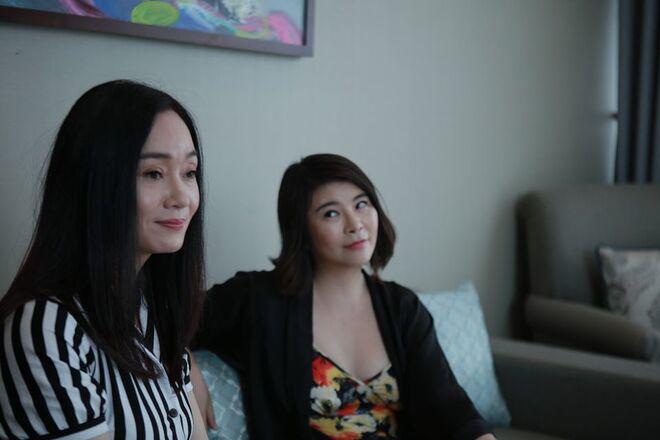 Kim Oanh (phải) và diễn viên Quách Thu Phương trong “Đừng bắt em phải quên” 