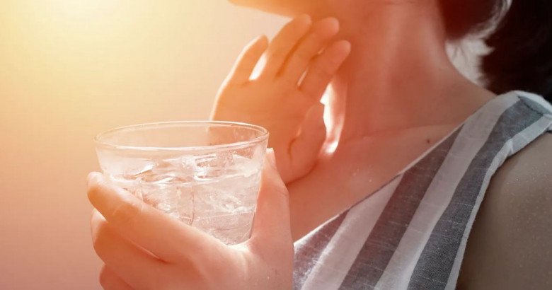 Mùa hè nên cung cấp đủ nước cho cơ thể nhưng hạn chế uống nước lạnh. (Ảnh minh họa)