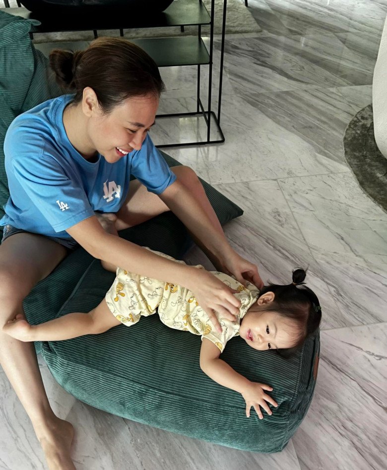 Đàm Thu Trang làm mẹ số hưởng: Nhà giàu nứt vách, con gái tiểu thư 2 tuổi đã tự giác dọn bỉm - 5