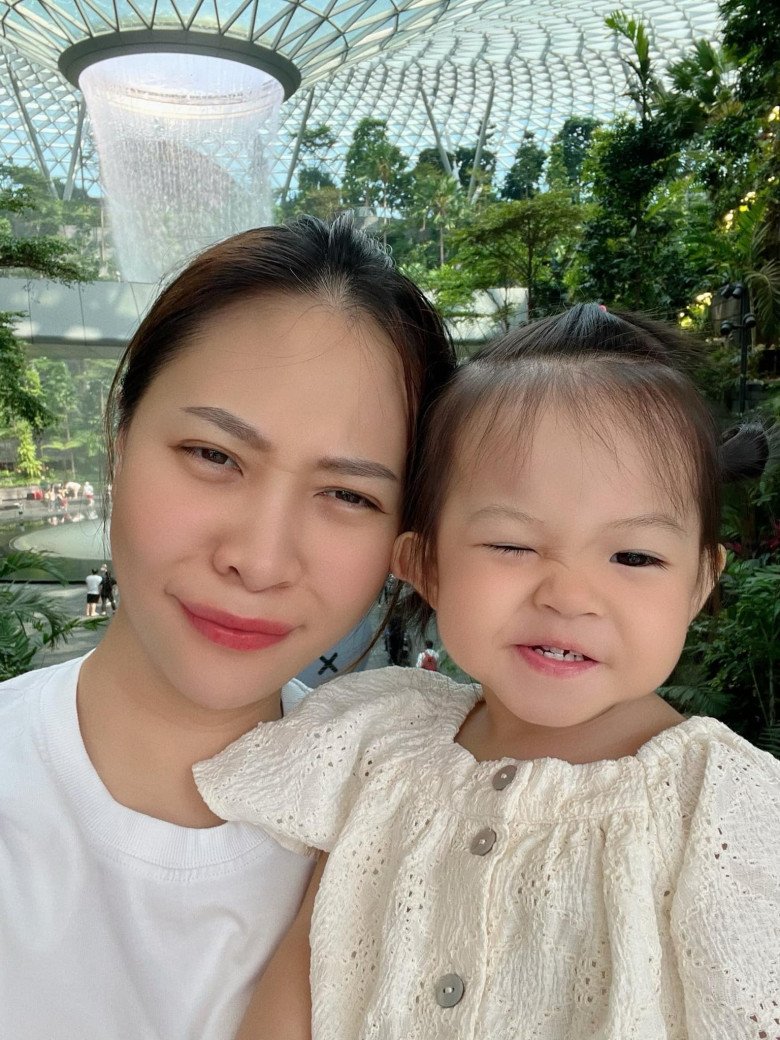 Đàm Thu Trang làm mẹ số hưởng: Nhà giàu nứt vách, con gái tiểu thư 2 tuổi đã tự giác dọn bỉm - 4