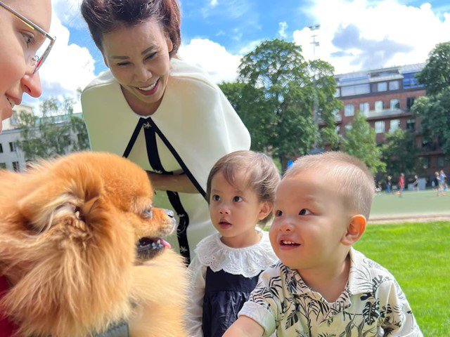 Leon nhà Hồ Ngọc Hà sang Thụy Điển vẫn thích trêu chó, biểu cảm thích thú quá đáng yêu