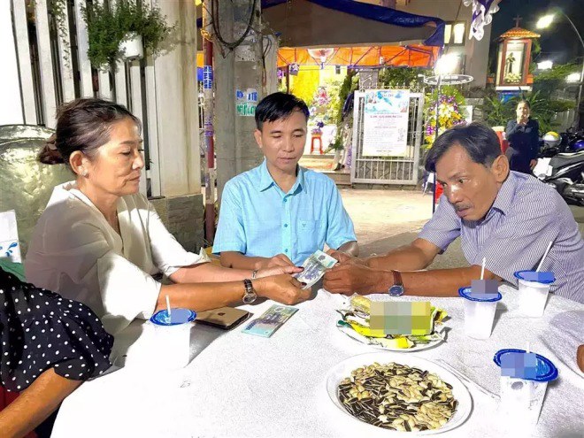 Dù sức khỏe yếu nhưng nam tài tử vẫn đến dự tang lễ của đồng nghiệp.