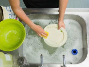 Rửa bát thế này chẳng khác gì nuôi vi khuẩn, bỏ ngay nếu không muốn rước bệnh vào người