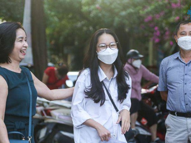Ngày đầu kỳ thi tốt nghiệp THPT 2022: Thí sinh rạng rỡ trước giờ G, cha mẹ thấp thỏm lo âu