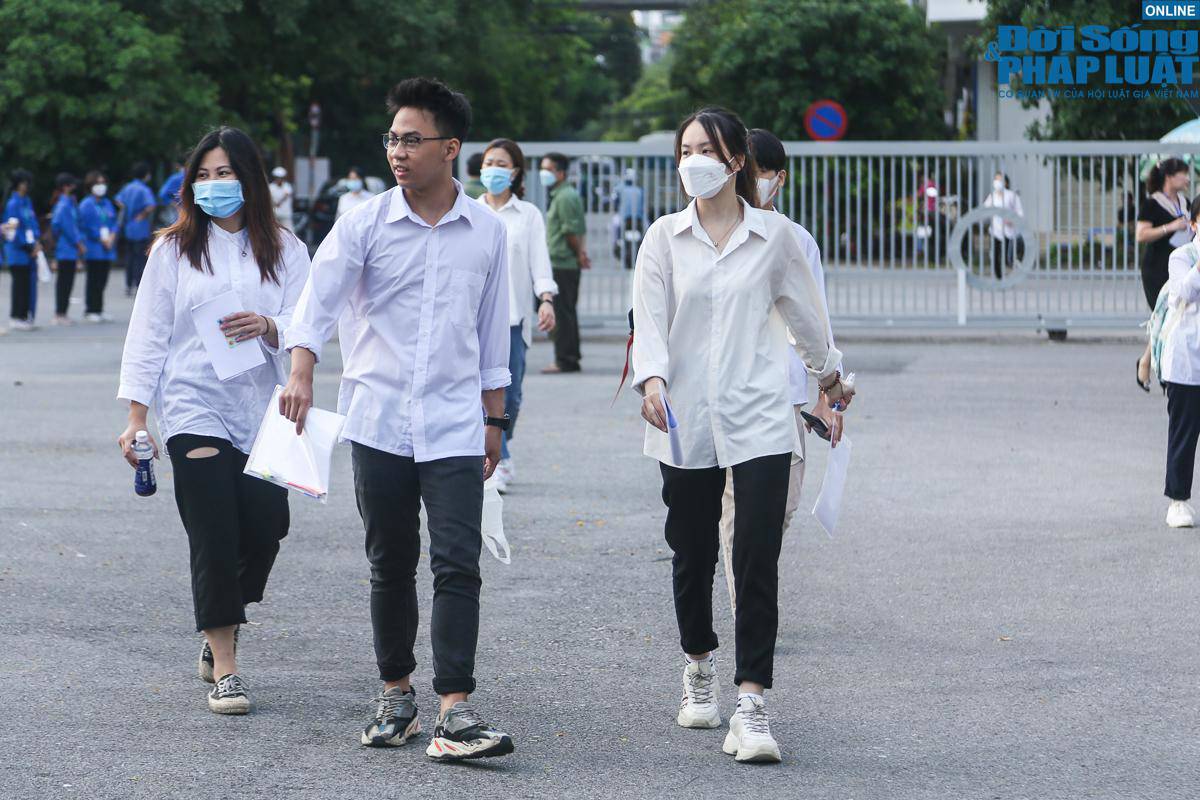 Theo ghi nhận của PV, tại điểm thi trường THPT chuyên Nguyễn Huệ, các thí sinh có mặt từ rất sớm.