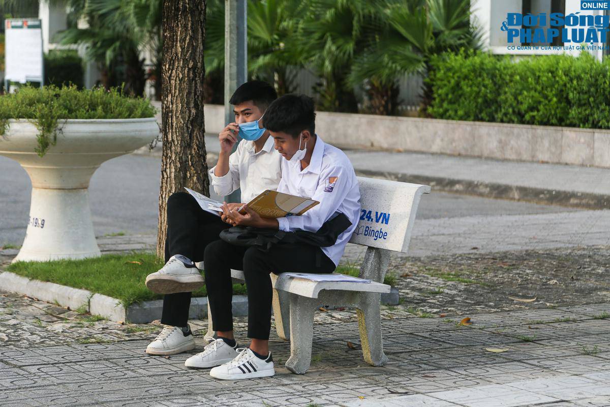 Tranh thủ thời gian trước giờ thi để ôn tập lại một số kiến thức quan trọng, trao đổi với PV ĐSamp;PL, em Trương Tuấn Anh cho biết:  Đêm qua em ngủ không ngon do hồi hộp chờ đến ngày thi hôm nay. Môn Văn em đã chuẩn bị ôn tập rất kĩ nên em tin em sẽ có kết quả tốt. Em dự đoán đề thi Văn năm nay sẽ vào tác phẩm Ai đã đặt tên cho dòng sông.