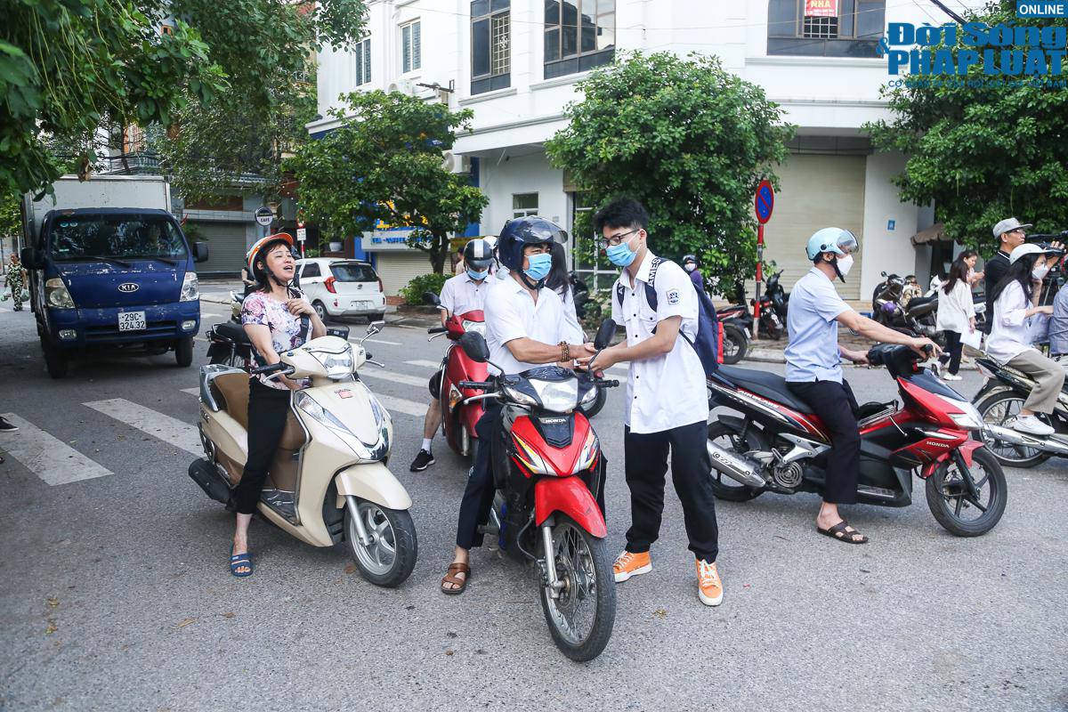 Cái bắt tay thật chặt của người cha tiếp lửa cho thí sinh trước giờ G.